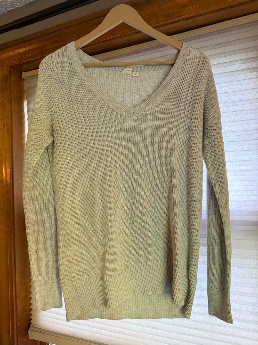 Gap Light gray V-Neck Ribbed Sweater xs 0120